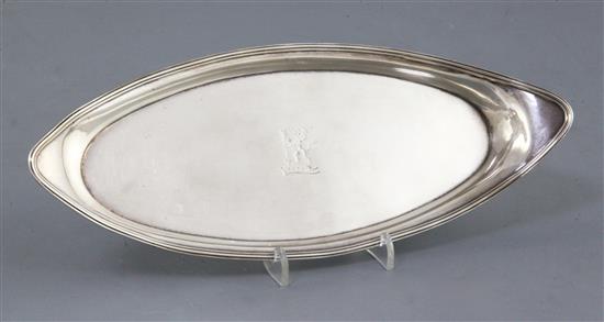 A George III reeded oval silver snuffers stand by Hester Bateman, 125 grams.